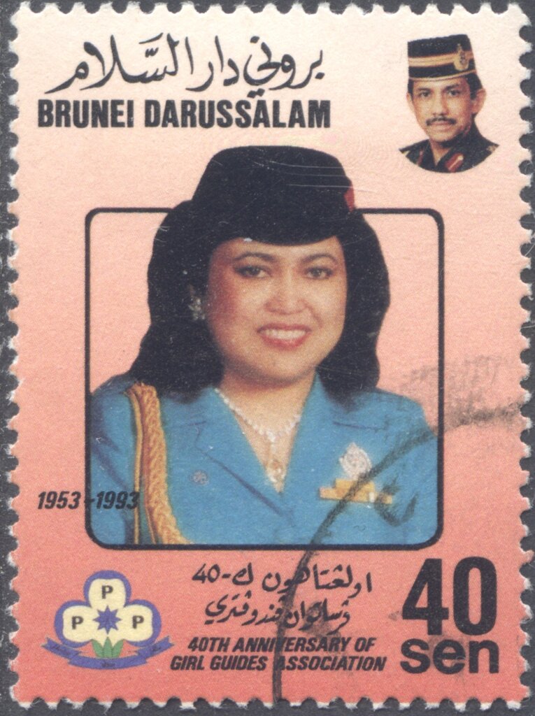 Raja Isteri (wife of Sultan in Guide uniform)